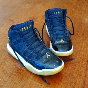 Jordan Max Aura, Black/Gold, Size 4.5Y